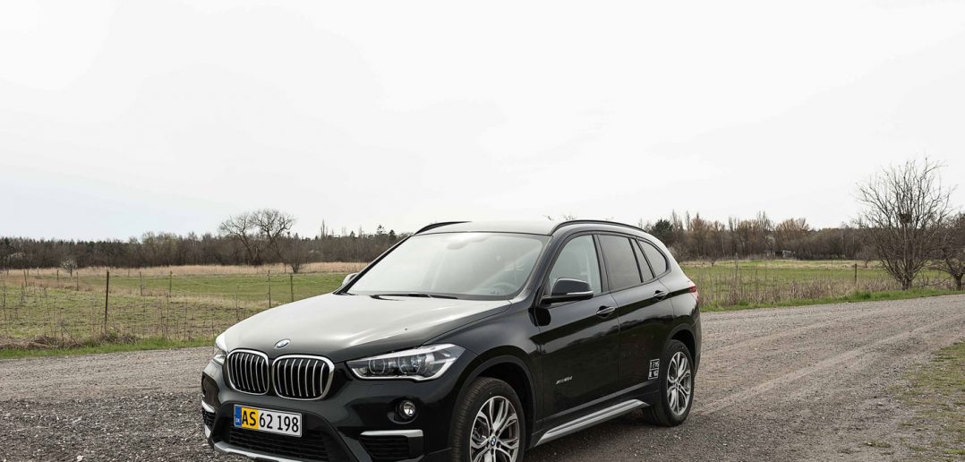 BMW-X1-skraa-asfalt-16.jpg